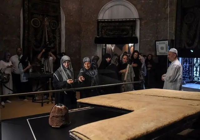 Baki kan rinka tururuwa domin kallon tufar