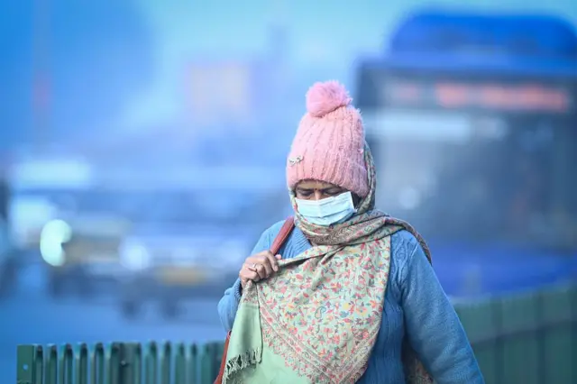 चौदह जनवरी की सुबह दिल्ली-एनसीआर के इलाक़ों में ऑरेंज अलर्ट जारी किया गया है. वहीं तापमान चार डिग्री से नीचे रहने का अनुमान है.