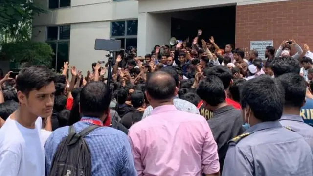 নিহতের সঠিক সংখ্যা প্রকাশসহ ছয় দফা দাবিতে দুর্ঘটনার পরদিনই মাইলস্টোন স্কুলের মধ্যে বিক্ষোভ করে শিক্ষার্থীরা