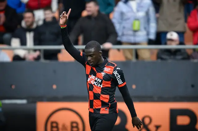 L'attaquant sénégalais de Lorient, Bamba Dieng (n° 12), célèbre le premier but de son équipe lors du match de Ligue 1 opposant le FC Lorient au RC Lens au Stade du Moustoir à Lorient, dans l'ouest de la France, le 14 mars 2026.