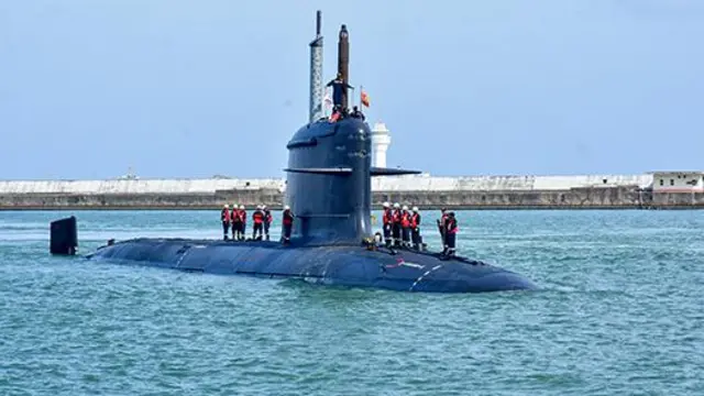 இலங்கையில் இந்தியா - பாக். கப்பல்கள்