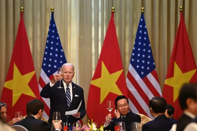Tổng thống Joe Biden ngồi cạnh Chủ tịch nước lúc bấy giờ, ông Võ Văn Thưởng trong một bữa tiệc nhân chuyến thăm Việt Nam của vị lãnh đạo Mỹ hôm 11/9/2023