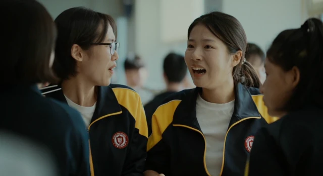 영화 '세계의 주인' 장면: 주인이와 학교 친구들이 이야기를 나누고 있다.