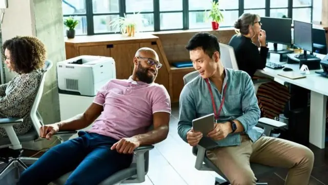 দুই জন কথা বলছেন