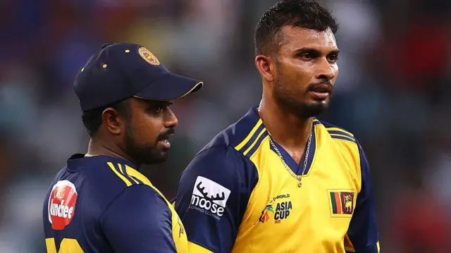 දසුන් ශානක සහ චරිත් අසලංක එක්ව සිටින ඡායාරූපයකි