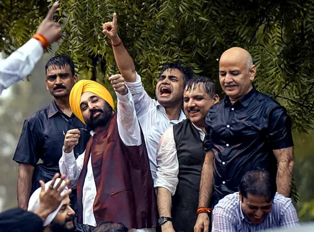 अरविंद केजरीवाल की रिहाई का जश्न मनाते हुए आम आदमी पार्टी के नेता