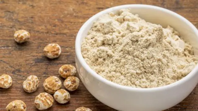 La farine de souchet, riche en fibres végétales, et surtout en fibres insolubles. 