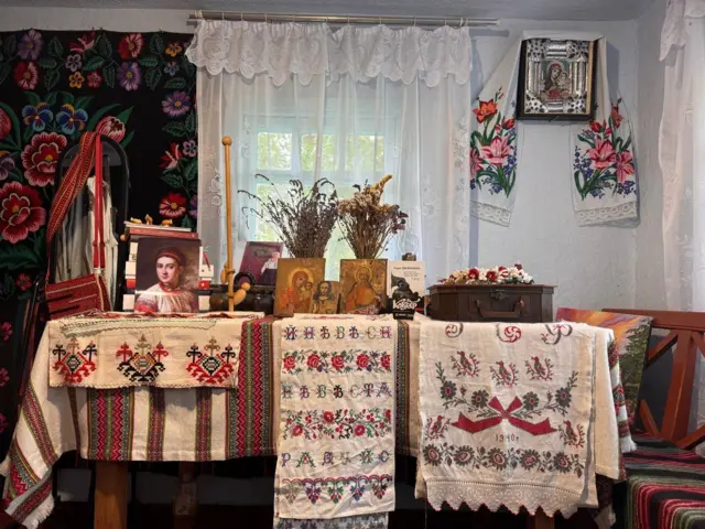 Всередині однієї із хат Олени