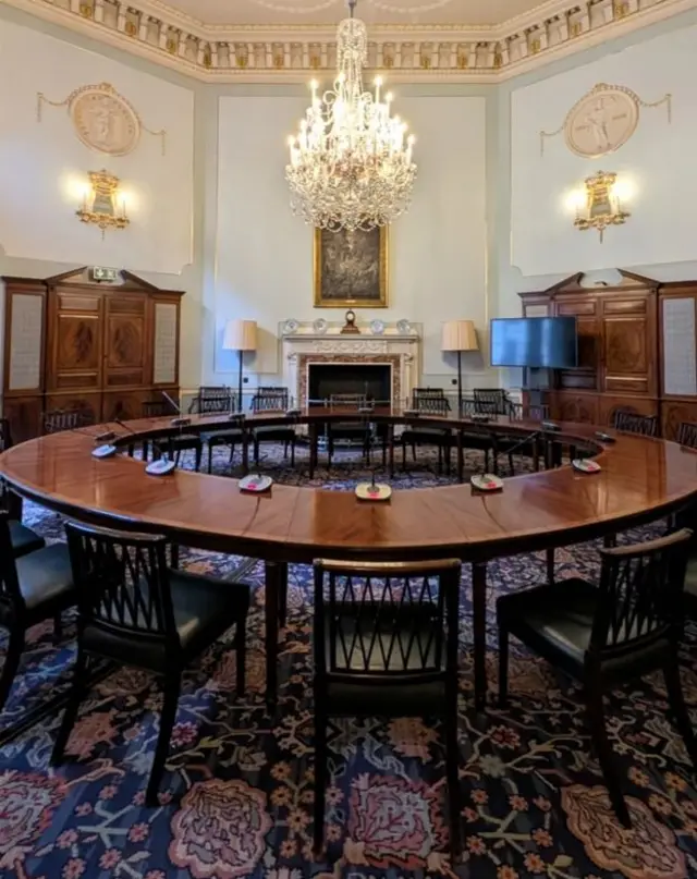 اتاقی فاخر با میزگرد