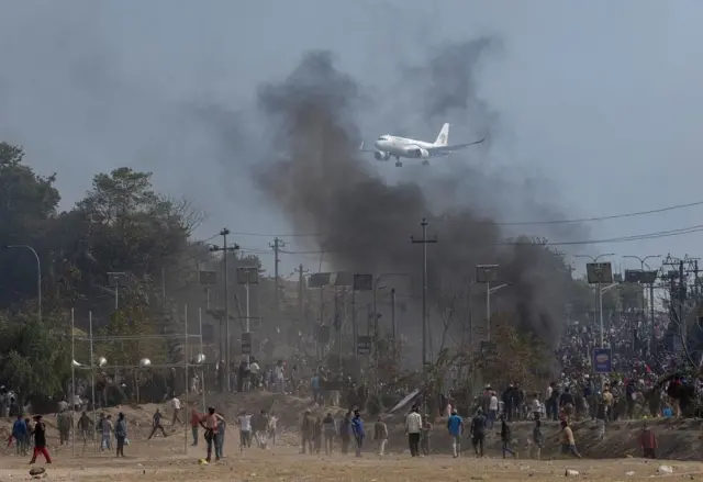 अवतरण गर्न लागेका विमानलाई समेत असर गर्ने गरी आकाशमा धुवाँ फैलिएको अधिकारीहरूले बताएका छन्