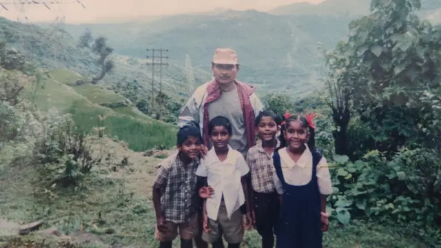 राजन इंदुलकर मुलांसोबत