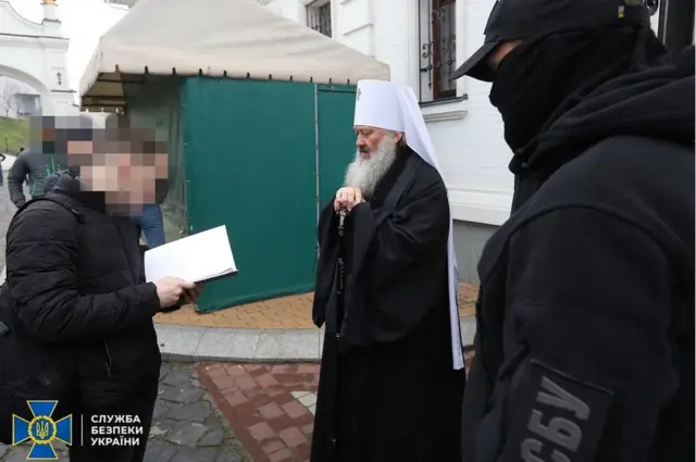 Iyi sanamu y'ikigo SBU yerekana abakozi baco basomera ikete ry'ibirego Métropolite Pavel kuri ico kigo c'abihebeye Imana