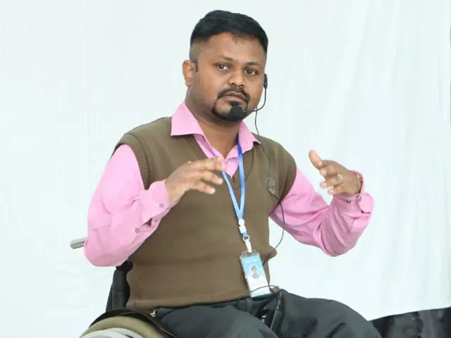 පූර්ණකාලීනව රෝද පුටු භාවිත කරන ටිකිරි කුමාර ජයවර්ධන ආබාධ සහිත පුද්ගල සංවිධාන ඒකාබද්ධ පෙරමුණේ උපසභාපතිවරයා ලෙස කටයුතු කරයි