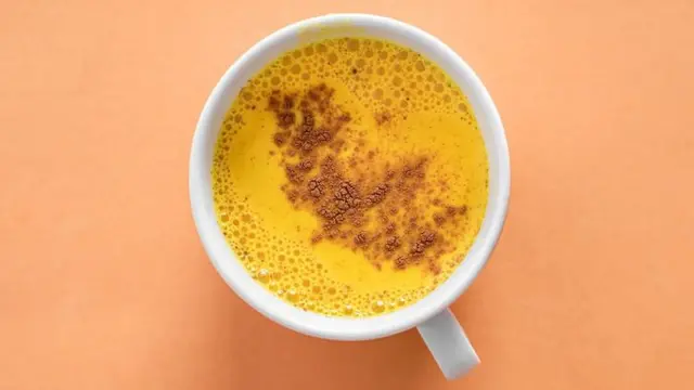 Šoljica sa napitkom od kurkume