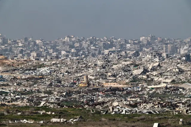 Destruição da Faixa de Gaza observada do lado israelense da fronteira no sul de Israel, 21 de janeiro de 2026