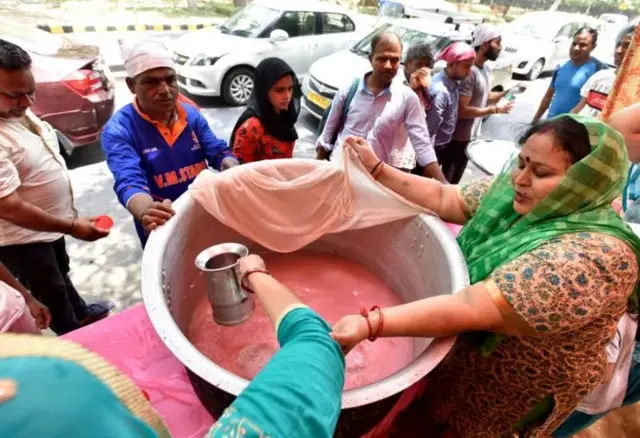 गुलाबाच्या दुधात रोडामाइन बी मिसळलं जात असताना