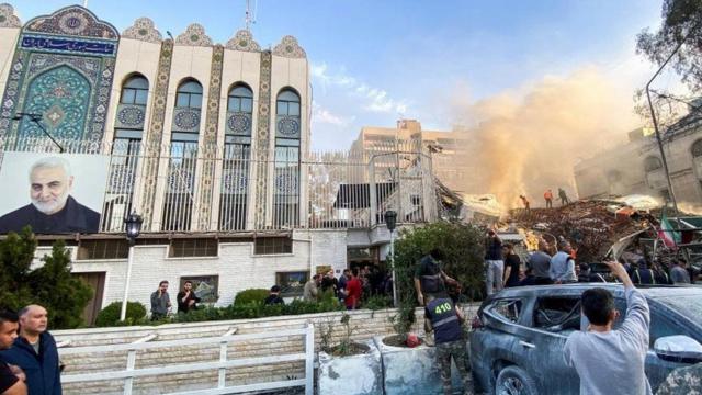 مبنى القنصلية المحترق يلاصق مبنى السفارة