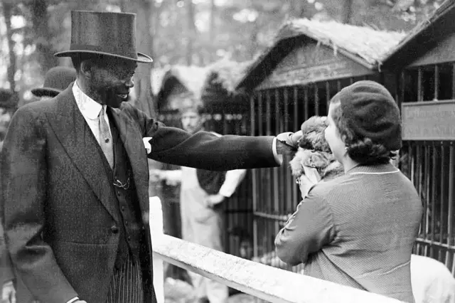 Blaise Diagne, sous-secrétaire d’État aux Colonies, au pavillon de chasse lors de l’inauguration de l’Exposition coloniale le 2 juin 1931 à Paris. Il avait pris la défense de son compatriote Battling Siki, banni par la Fédération française de boxe après sa victoire contre Georges Carpentier. 