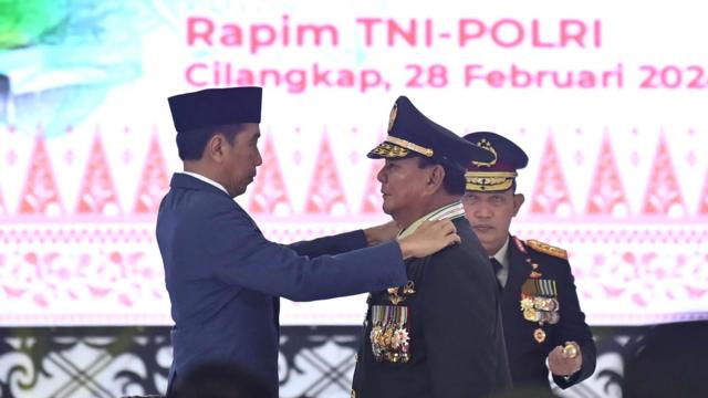 Presiden Joko Widodo (kiri) menyematkan pangkat Jenderal TNI Kehormatan kepada Menteri Pertahanan Prabowo Subianto. 