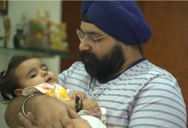 झायशा कौर तिच्या वडिलांसोबत 