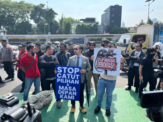 Lurah Manggarai Selatan menjadi sasaran amukan demonstran di depan DPR