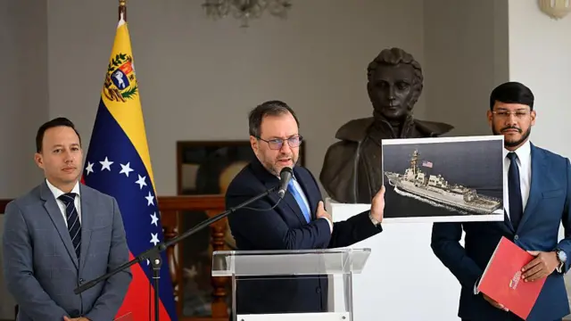 El Ministro de Relaciones Exteriores de Venezuela, Yvan Gil, muestra una imagen de un barco con bandera estadounidense durante una conferencia de prensa en el Ministerio de Relaciones Exteriores en Caracas el 13 de septiembre de 2025. Venezuela criticó el sábado a Estados Unidos por supuestamente haber incautado un barco de pesca durante ocho horas en su zona económica exclusiva, mientras el ejército estadounidense patrulla el Caribe para atacar a los carteles de drogas. (Foto de Federico PARRA / AFP) (Foto de FEDERICO PARRA/AFP a través de Getty Images)