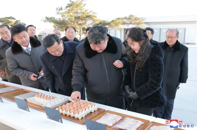Kim Jong Un et Kim Ju Ae visitent la ferme d'élevage de poulets de Kwangchon, près de Pyongyang, en janvier 2024.