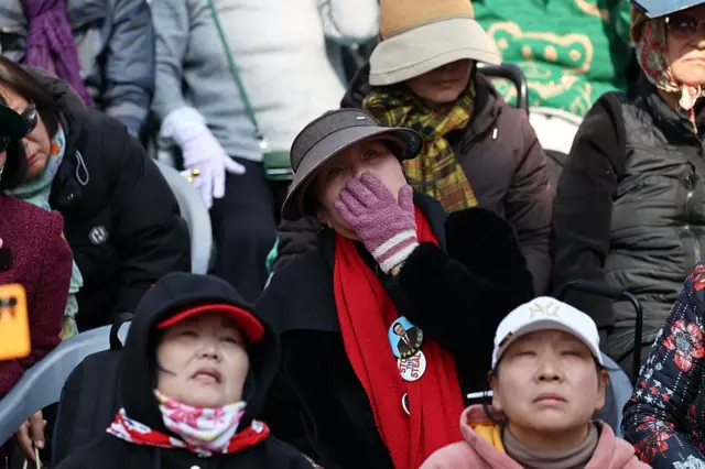 윤석열 전 대통령의 탄핵으로 실망하는 시민들