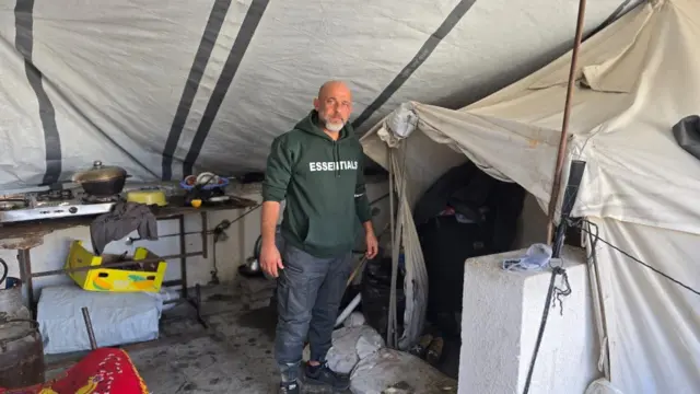 الأب طلال وسط الخيمة 