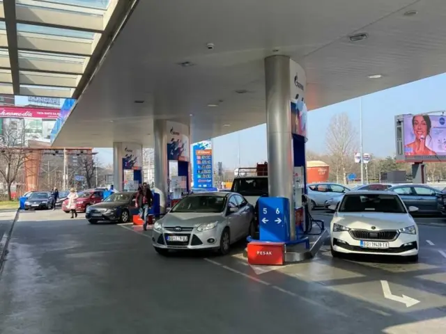 Automobili na pumpi