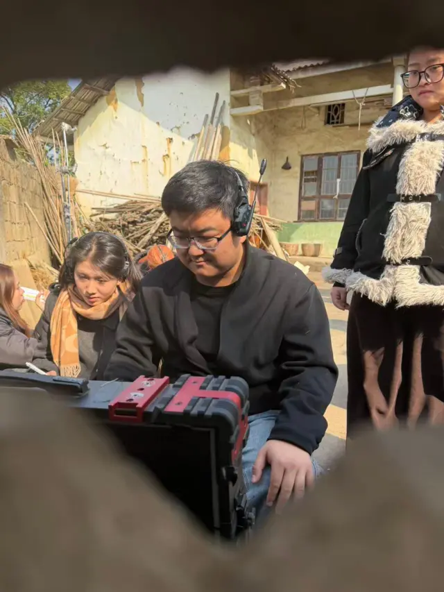 拍摄现场,导演看着小监视器里的画面