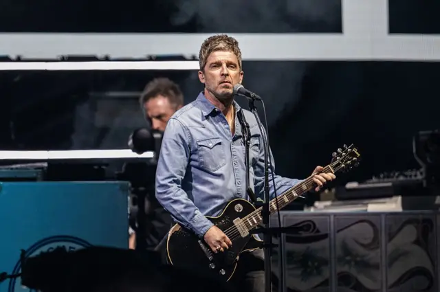 Noel Gallagher, do Oasis, se apresenta no palco durante a noite de abertura da turnê Live 25' no Principality Stadium, em 4 de julho de 2025, em Cardiff, País de Gales