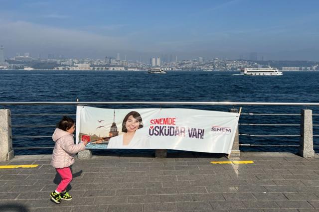 Üsküdar'da CHP adayı Sinem Dedetaş'ın bir seçim pankartı 
