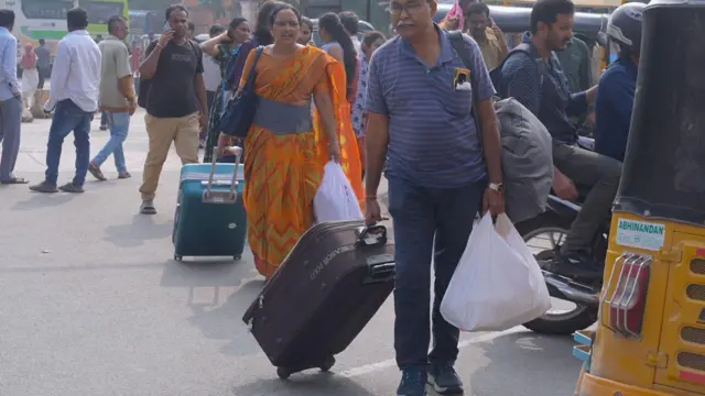 బస్సులు లేక ప్రయాణికుల అవస్థ 