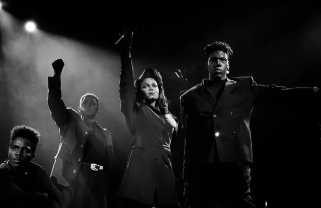 Janet Jackson posa con su  puño en alto durante una gira del Rhythm Nation. 