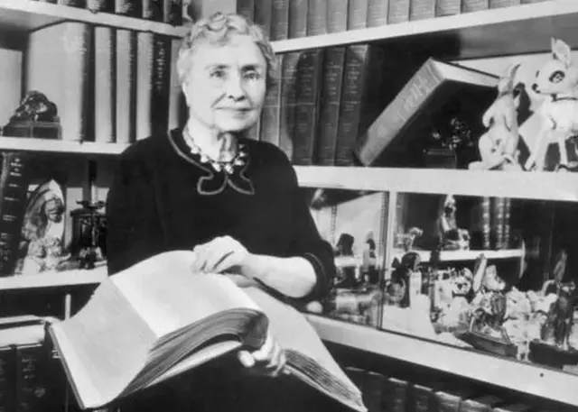 Helen Keeler dans sa bibliothèque