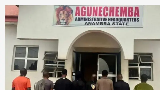 Aworan to ṣafihan awọn fijilante mẹjọ naa, wọn kọyin sita, kọju si olu ileeṣẹ wọn nipinlẹ Anambra.