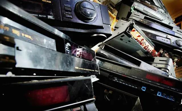 Wasu tarin faya-fayen DVD da aka ajiye a wani wurin gyara.