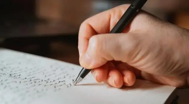 ડૉકટર, બીબીસી, ગુજરાતી
ડૉક્ટરે લખેલા દવાનાં પ્રિસ્ક્રિપ્શનના અક્ષરો લોકો કેમ વાંચી શકતા નથી?
ડૉક્ટર, મેડિકલ, અક્ષર, પ્રિસ્ક્રિપ્શન, બીબીસી ગુજરાતી, મેડિકલ સ્ટોર, અક્ષરોનું વિજ્ઞાન