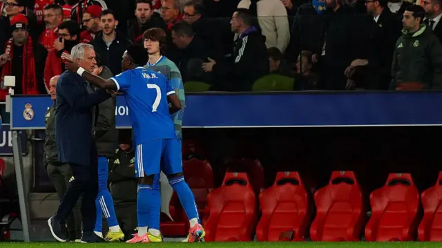 Taphataa Riyaal Maadiriid Viniishiyes Juuniyer leenjisaa Benfikaa Joosee Moriinoo faana wayita dubbatu