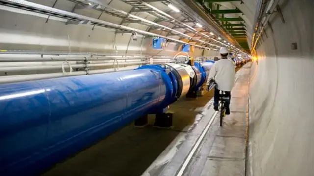 سوئٹزرلینڈ اور فرانس سرحد کے نیچے گہرائی میں واقع نیلے رنگ کی ٹیوب کے اندر ذرات کی شواؤں کی رگتار تیز کی جاتی ہے