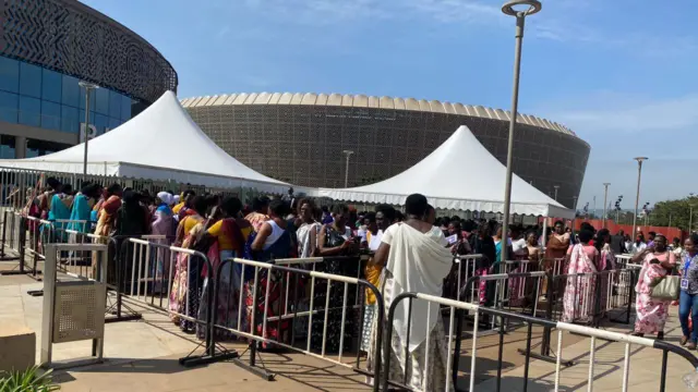 Mu gitondo kuri uyu wa gatanu abagore barimo kwinjira muri Kigali Arena ahagiye kwizihirizwa uyu munsi ku rwego rw'igihugu mu Rwanda