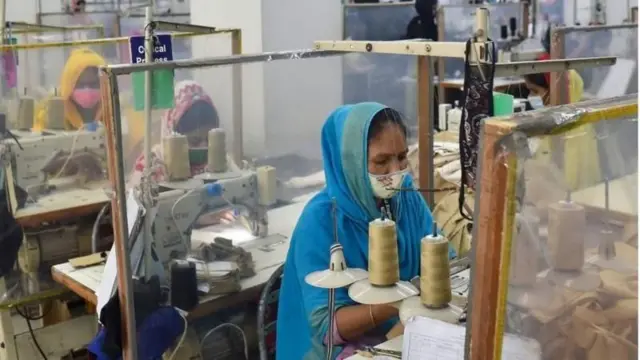 মার্কিন শুল্কের ফলে বাংলাদেশের তৈরি পোশাক খাতে প্রভাব পড়বে বলে মনে করেন অর্থনীতিবিদরা