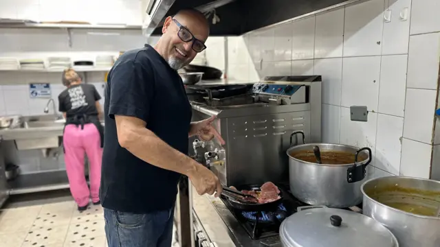 Mauricio Jaramillo, en la cocina de su restaurante en un barrio céntrico de Medellín.