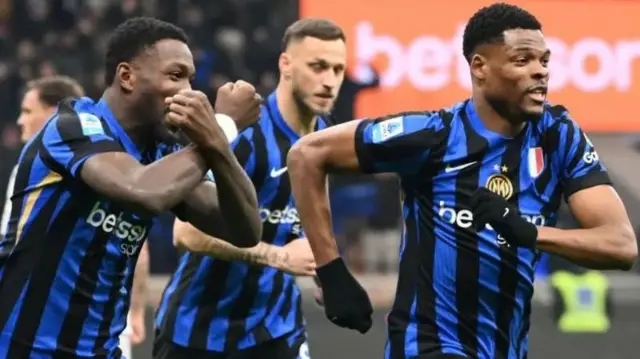 Wachezaji wa Inter Milan wakishangilia bao dhdi ya klabu ya Empoli wakati wa mechi ya Serie A