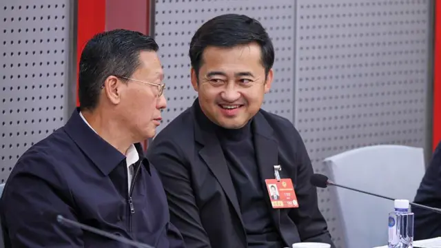 El CEO de la empresa, Ding Shizhong (derecha), el 5 de marzo de 2026, en Pekín, China. 