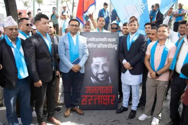 रास्वपाको हस्ताक्षर सङ्कलन अभियान। तस्बिरमा कार्यवाहक सभापति डीपी अर्याल र उपसभापति स्वर्णिम वाग्लेलाई देख्न सकिन्छ। 