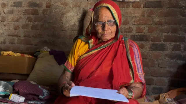 चालता फिरता येत नसताना आजींनी जिल्ह्याच्या ठिकाणी जाऊन अनेक सुनावण्यांना हजेरी लावली. 