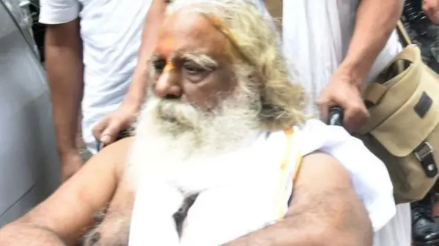  ट्रस्ट के अध्यक्ष महंत नृत्यगोपाल दास 