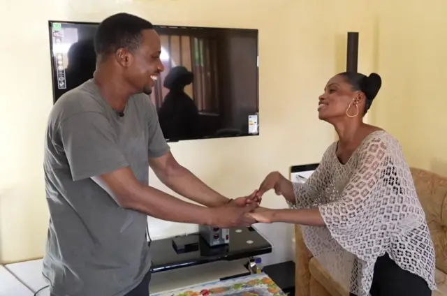 Abdol danse avec son épouse